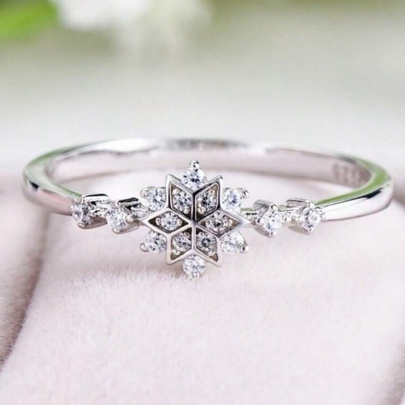 925 Sterling Silver Cubic Zirconia Snowflake Ring - Picture 2 of 10